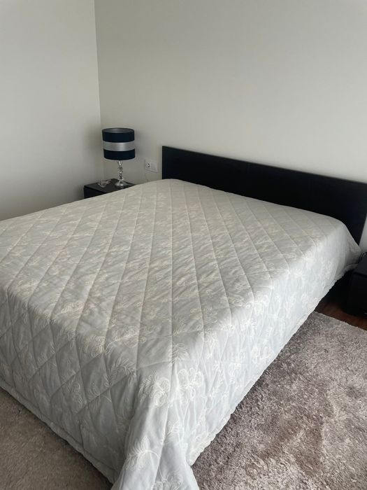 Cama mais mesas cabeceira