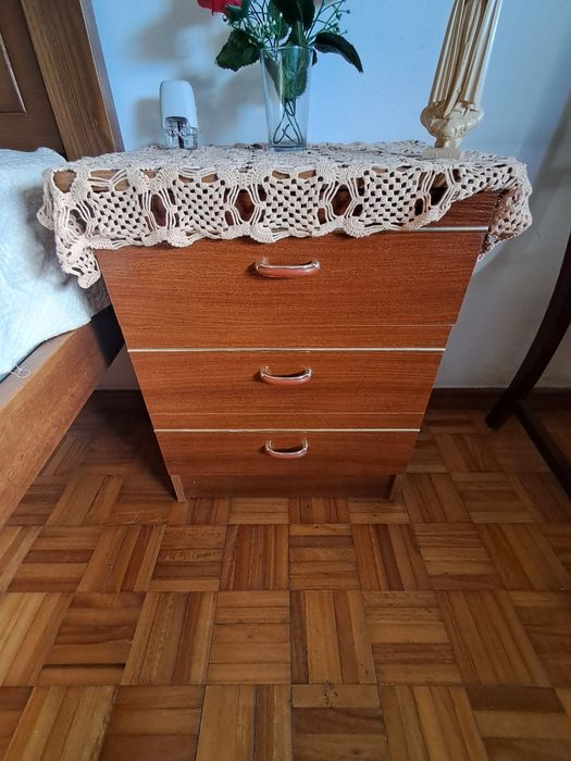 Quarto casal (cama /2 mesinhas/comoda)