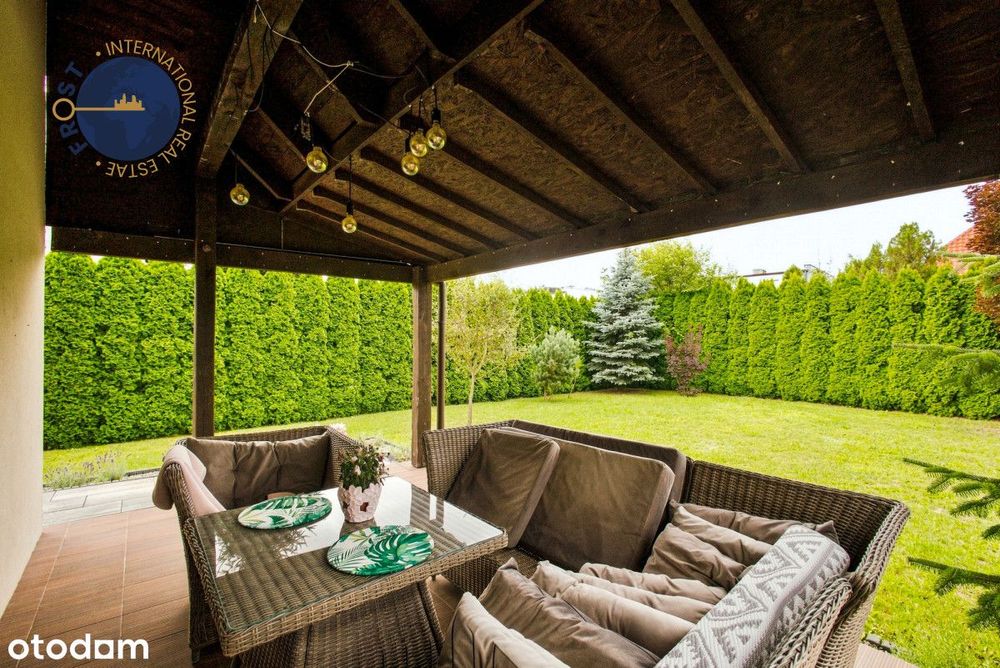 Dom po remoncie z ogrodem, jacuzzi i garażem