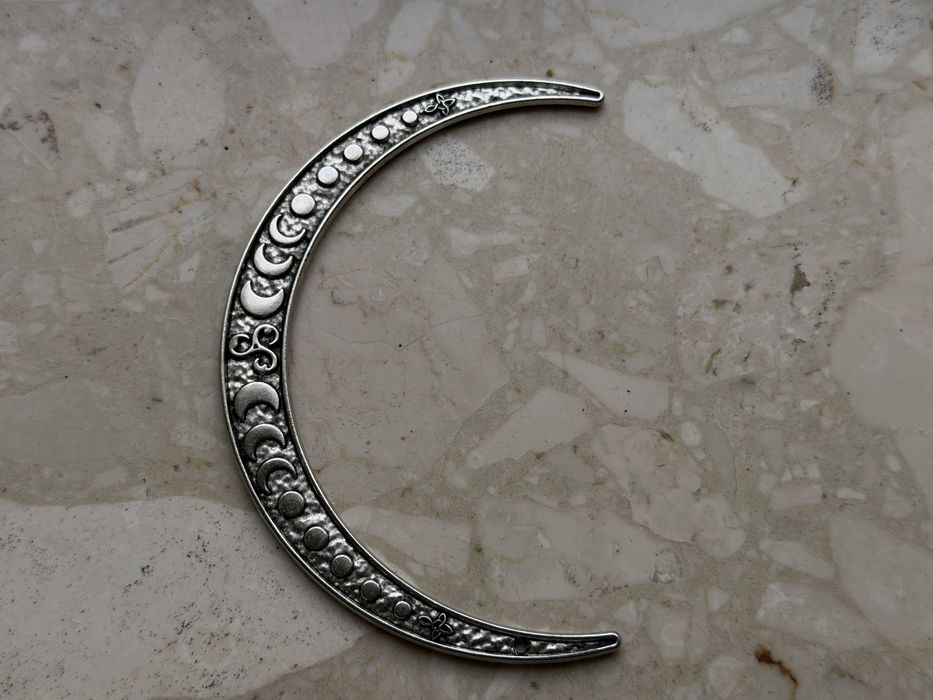 Metalowa elegancka spinka do włosów w kształcie półksiężyca
