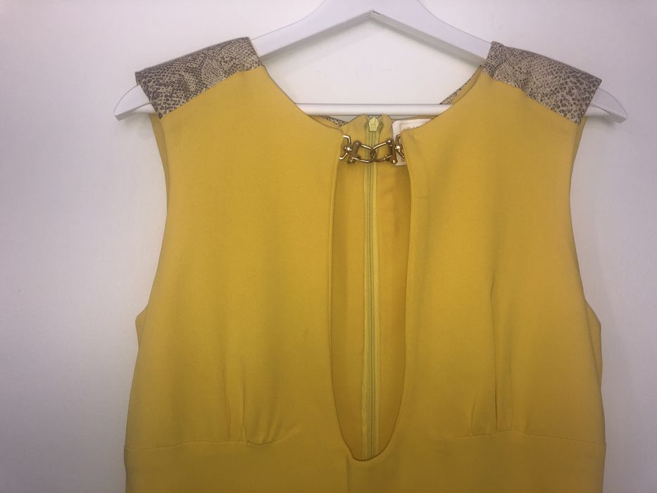 Vestido Amarelo, ombros almofadados