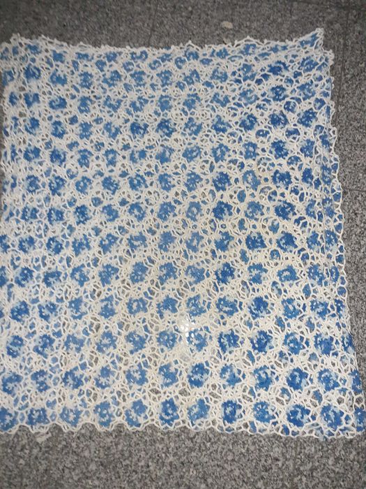 Toalha renda azul e branca