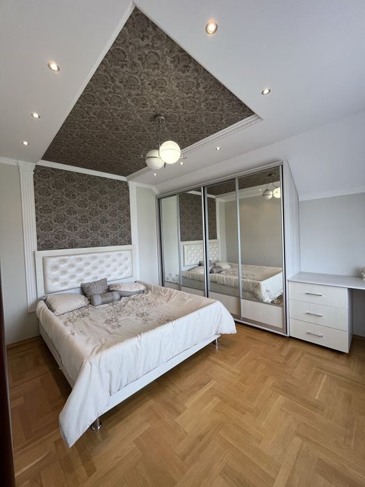 Продається будинок пл. 244 м2 в передмісті Івано-Франківська