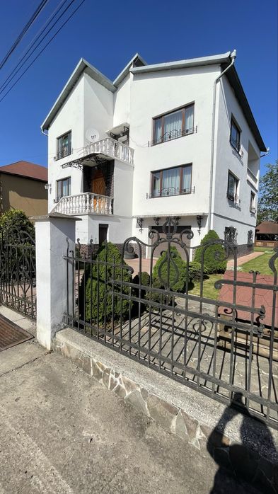 Продається будинок з басейном та сауною