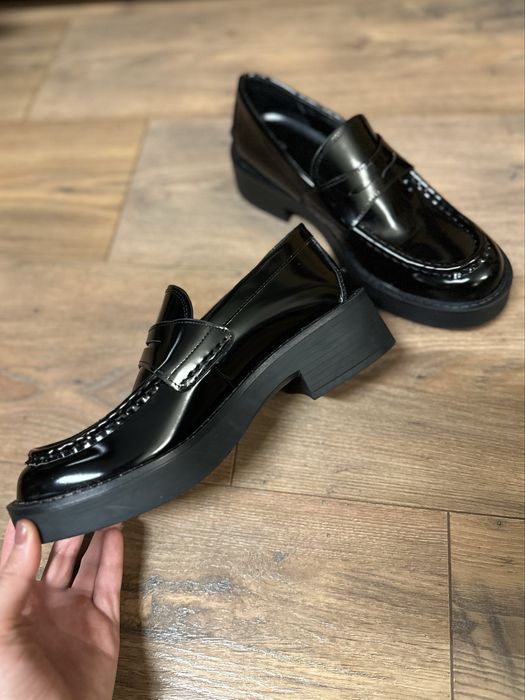 Lakierowane mokasyny z paskiem Zara czarne