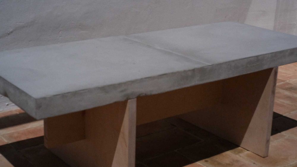 Mesa baixa de cimento e madeira concrete and wooden table