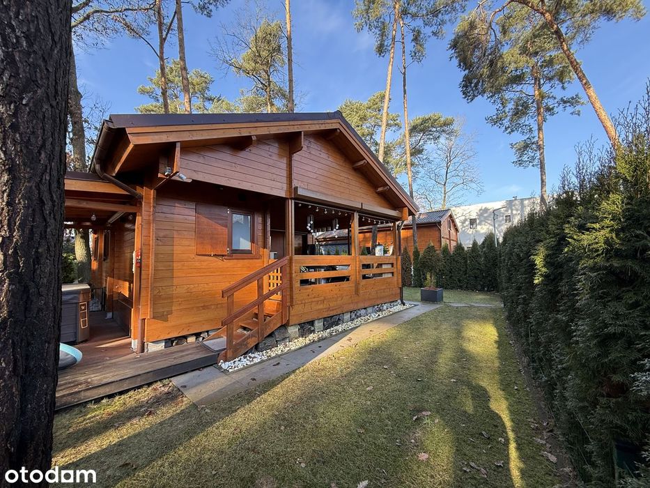 Całoroczny domek w środku lasu nad jeziorem