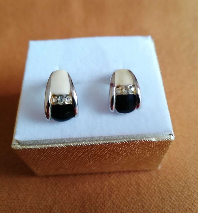 Kolczyki wkręty marki Havard.