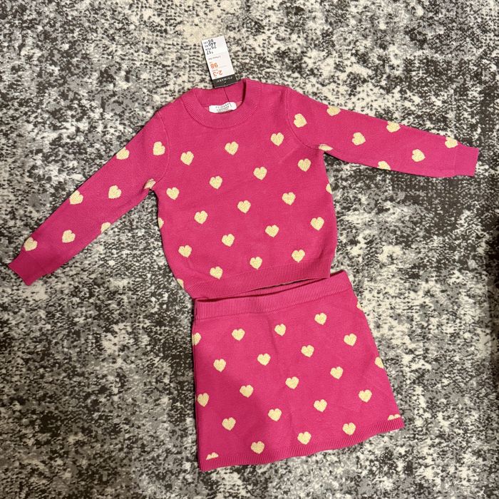 Новий, стильний, рожевий  костюм Primark (кофта + спідничка)  розмір 98 на 2/3 роки