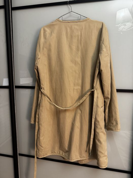 Жіночий весняний тренч