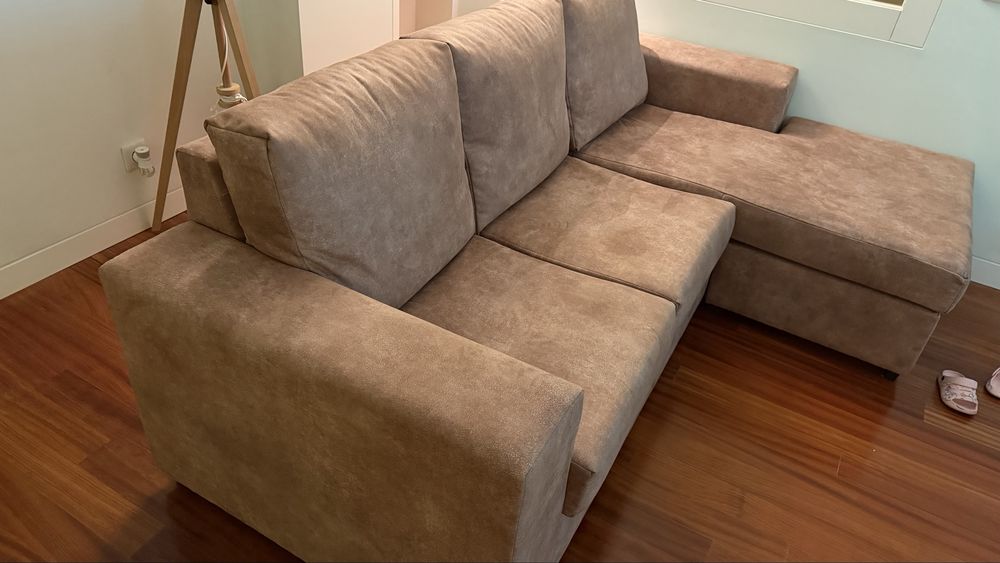 Sofá com chaise + puff