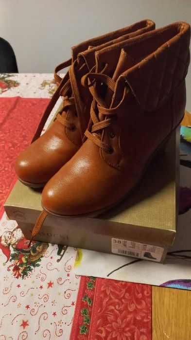Botki na koturnie sznurowane