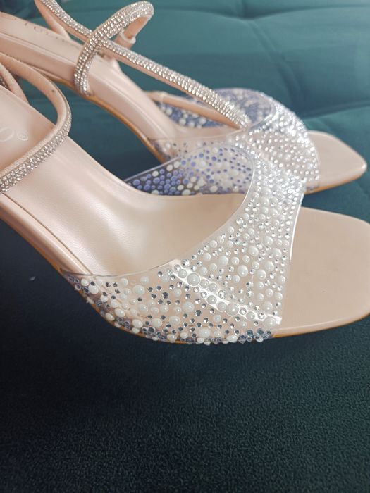 Nowe sandałki ze srebrnym zapięciem r.37