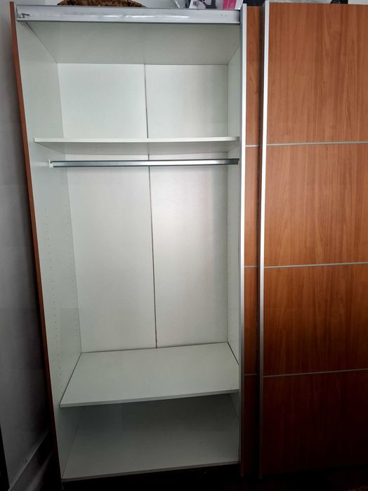 Roupeiro com muita arrumação