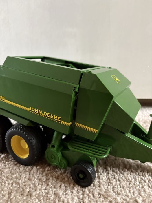 Prasa John Deere 02017 Bruder