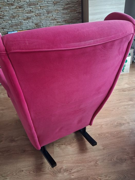 Fuksjowy bujany fotel uszak