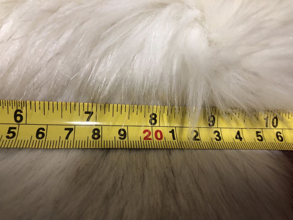 Mala com pelo com corrente a tiracolo, ou pega