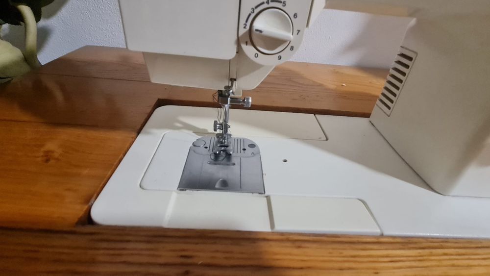 Máquina de Costura Singer com Móvel de Madeira