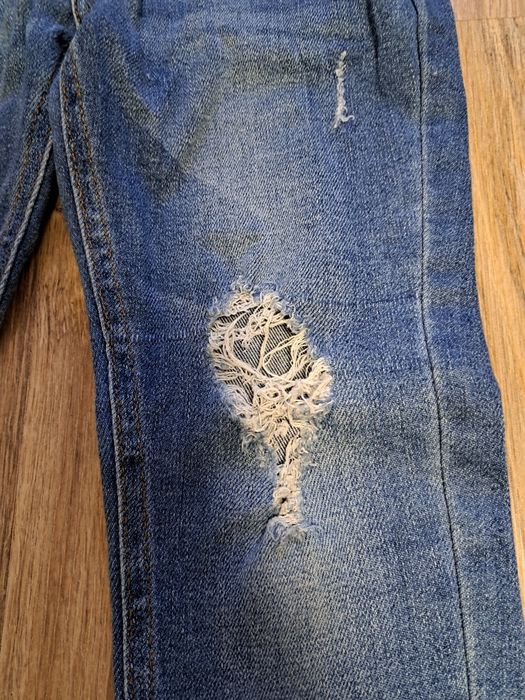 Spodnie jeansy dziury 134