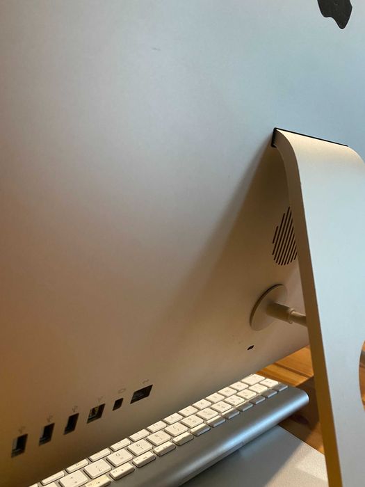 Computador iMac  21,5 polegadas, em muito bom estado.