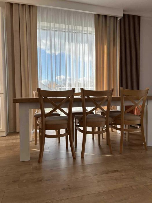 Stół i krzesła - komplet