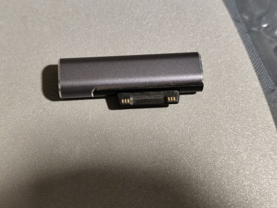 adapter ładujący USB-C do Microsoft Surface o mocy 102 W.
