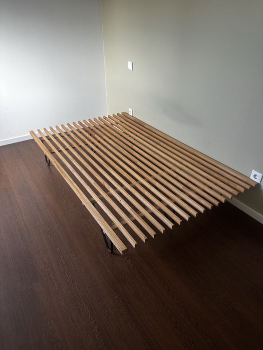 Estrado em madeira maciça IKEA