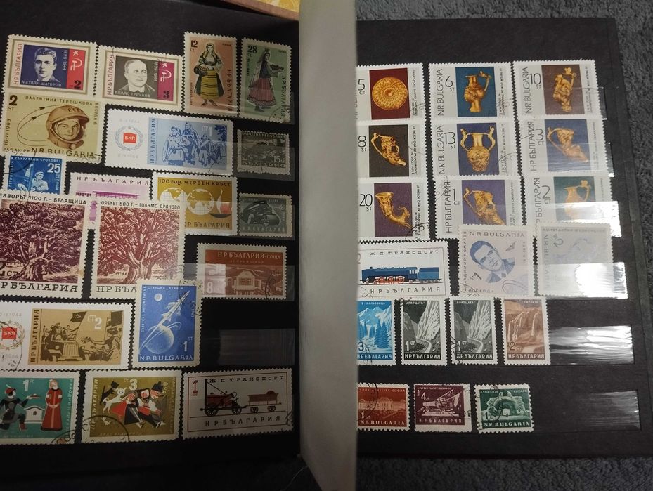 klaser ze znaczkami pocztowymi