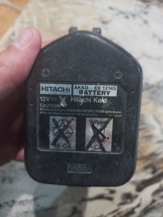 Акумуляторний ліхтар Hitachi UB12D.