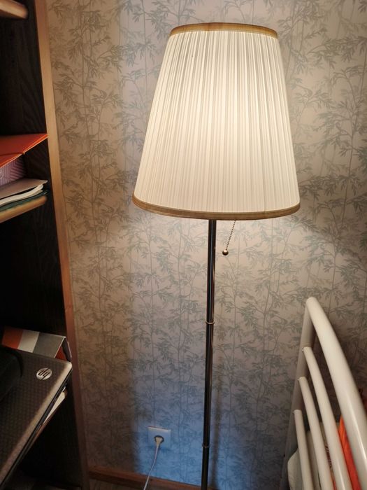 Candeeiro de pé alto