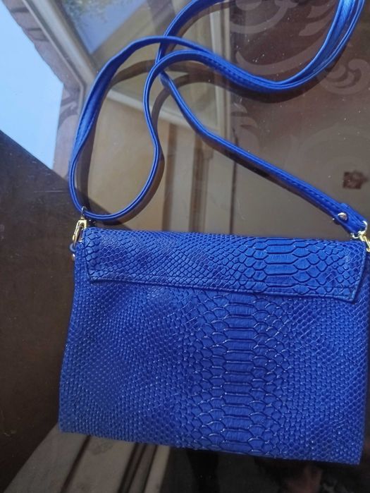Ярко-синяя сумка michael kors тиснение под питон