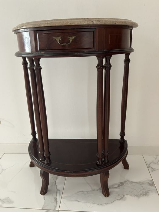 mesa de apoio em madeira e com tampo em granito