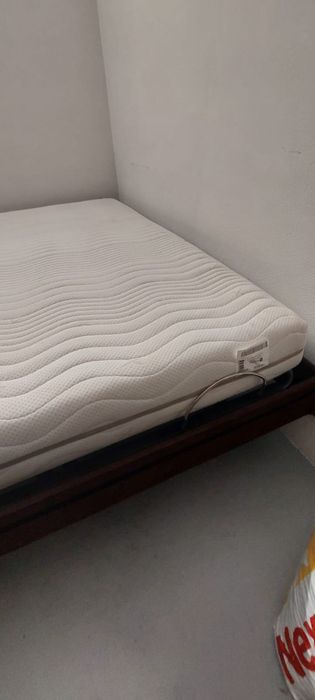 Cama articulada de casal, com comando eletrico, partes laterais revestidos com veludo castanho como nova