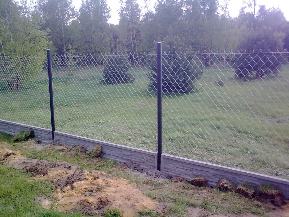 Siatka ogrodzeniowa, 150cm + płyta prefabrykowana + montaż