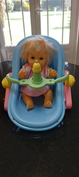 Cadeira com boneca . Baloiça.