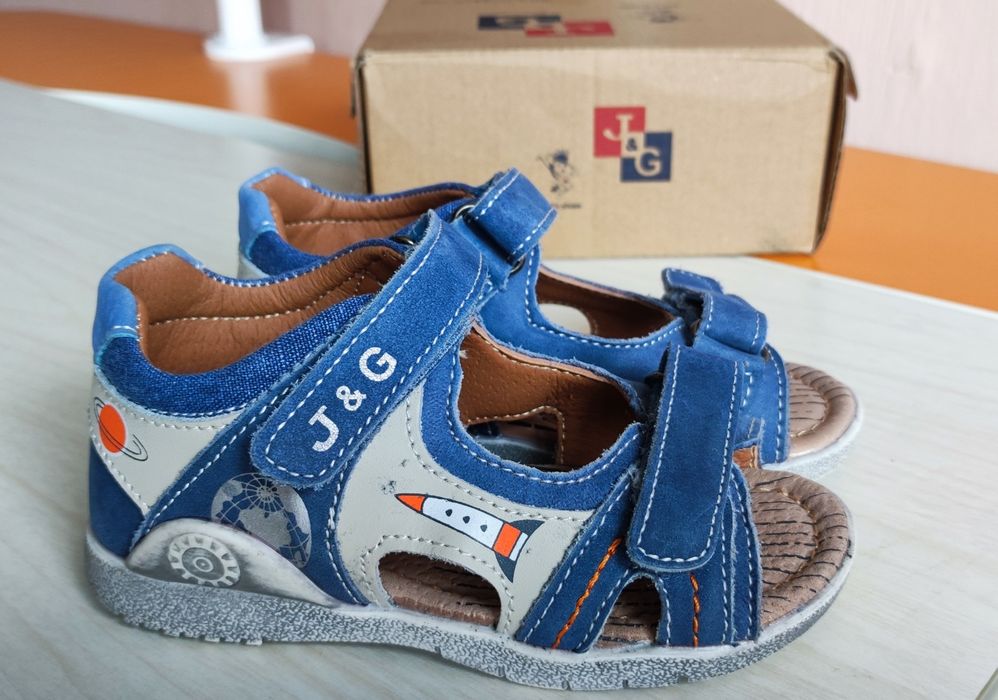 Босоніжки на хлопця на стопу 16 см нові тільки  без бірок