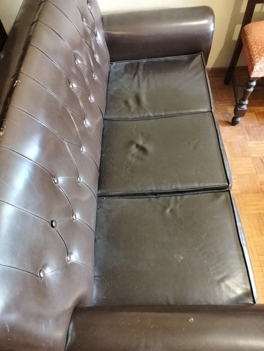 Sofá antigo com algumas marcas de uso