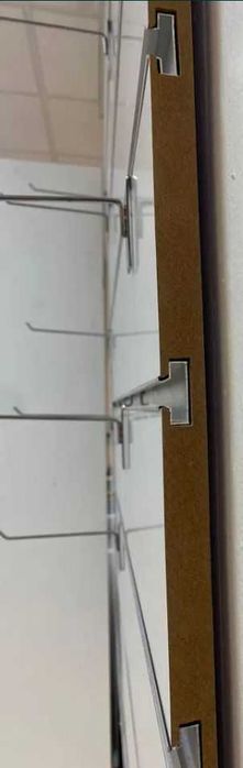 Painel de exposição com ganchos