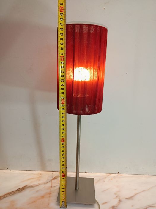 Belíssimo candeeiro abajur de mesa com estrutura elegante em inox.
47c