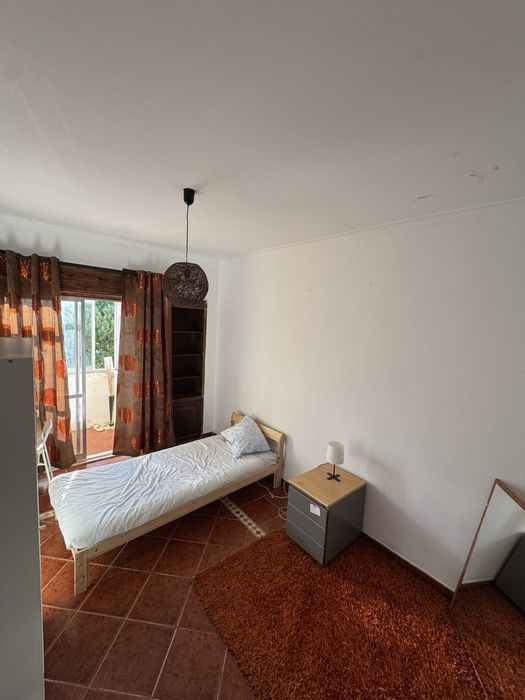 Quarto amplo rio de mouro