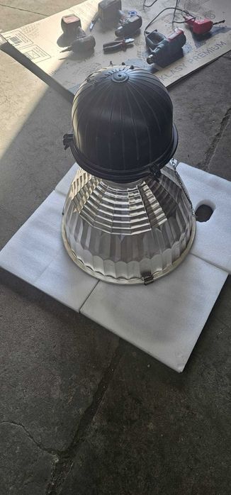 Lampa oświetleniowa przemysłowa