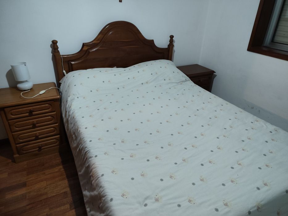 Quarto com móveis de apoio