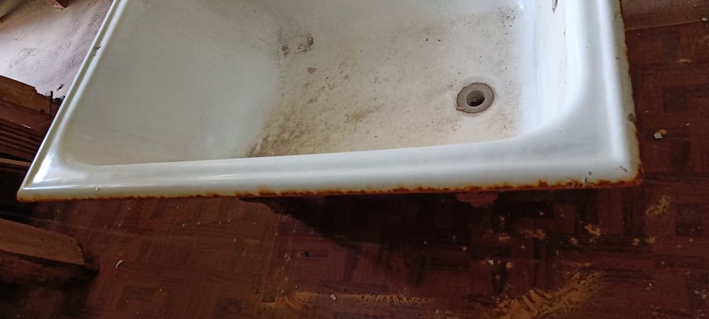 Vendo pequena banheira em ferro fundido com pés