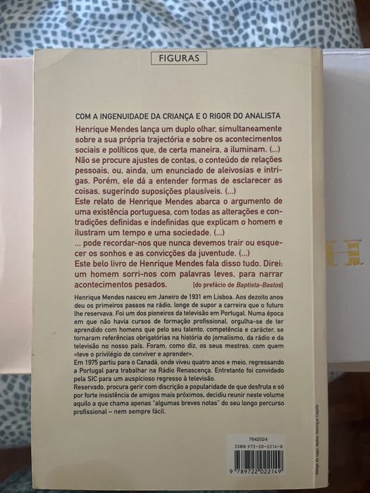 Um homem sorri com palavras leves de henrique mendes