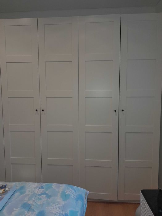 Roupeiros de quarto em branco