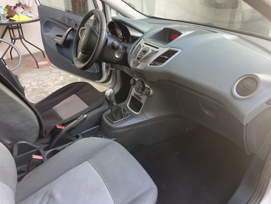 Ford Fiesta 1.25 Duratec de Novembro de 2010  (1242 cm³, 60 cv) , apenas 81 000 km .