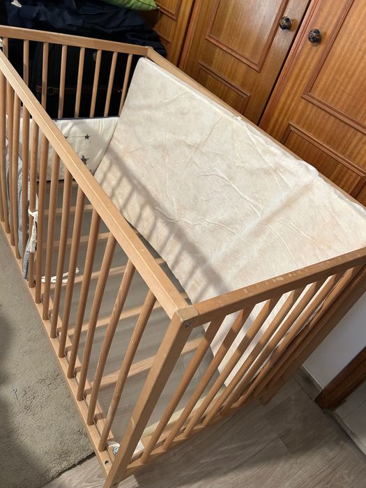 Berço de bebê com colchão