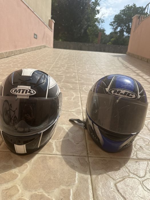 2 capacetes de motas