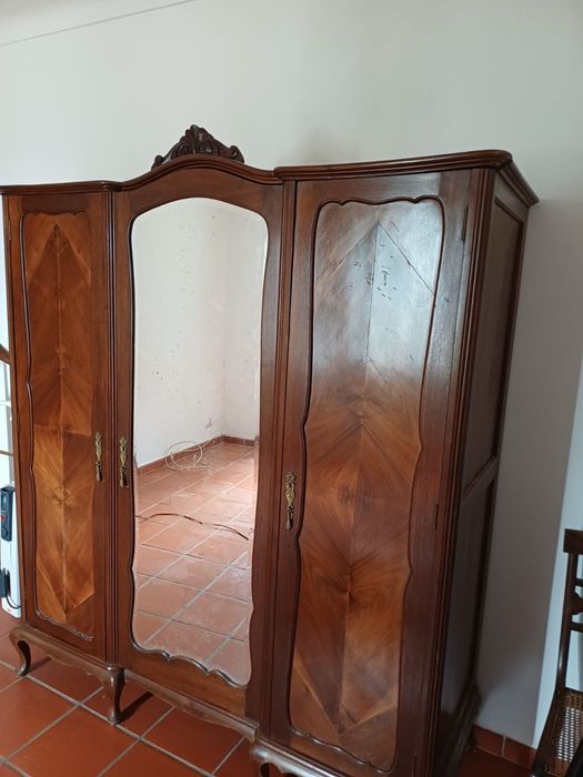 Roupeiro antigo em raiz de  nogueira