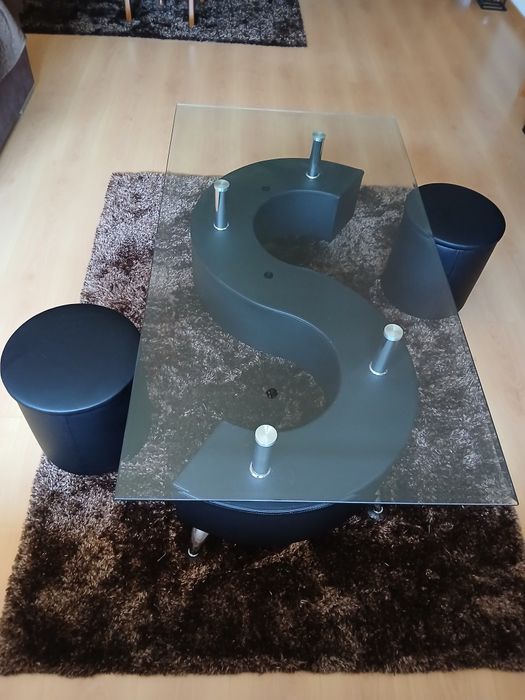 Mesa de sala de estar, completamente nova.